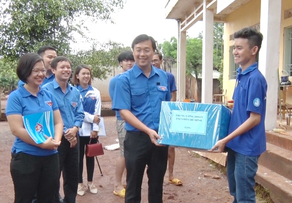 Đồng chí Lê Quốc Phong tặng quà cho SVTN trường ĐH Công nghệ TP Hồ Chí Minh
